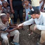 Als UNICEF-Botschafter schaut sich Robbie Williams persönlich die Lage der haitianischen Kids in Pinchinat an.