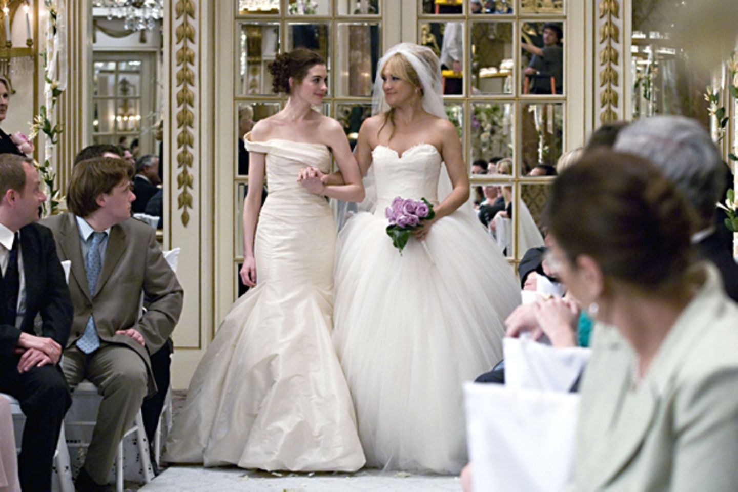 In "Bride Wars" mit Anne Hathaway und Kate Hudson aus dem Jahr 2009 kann man sich für die Wahl seines Hochzeitskleides eine Meng