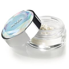 Glamour-Look: Pearl-Pigmente und Diamantenstaub setzen coole Highlights: "Pure Diamond Glitzerpuder" von Nivea, ca. 12 Euro.