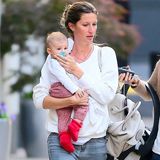 16. Mai 2013: Gisele Bundchen läuft mit ihrer Tochter Vivian Lake auf dem Arm durch New York. Laut der Fotoagentur "Splash" soll sie im Big Apple gerade eine neue Bleibe für ihre Familie suchen.