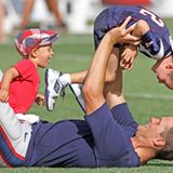 7. August 2012: Nach dem Training tollt Tom Brady mit seinen beiden Söhnen John und Benjamin herum.