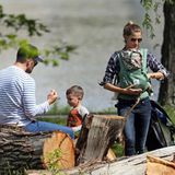 19. Mai 2013  Gisele Bundchen und Tom Brady genießen einen freien Tag mit ihren Kindern im Park in Boston. Neben Benjamin und Vivian Lake - in Mamas Tragegurt - ist auch Giseles Stiefsohn Jack dabei.