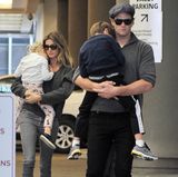 15. Mai 2016  Gisele Bündchen und Tom Brady waren mit ihren Kindern in New York unterwegs. Vivian und Benjamin sind so müde, dass sie sich bei ihren Eltern auf dem Arm zum Schlafen einkuscheln.