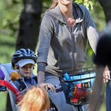 23. September 2012: Gisele Bundchen fährt mit Benjamin im Kindersitz auf dem Fahrrad durch Boston.