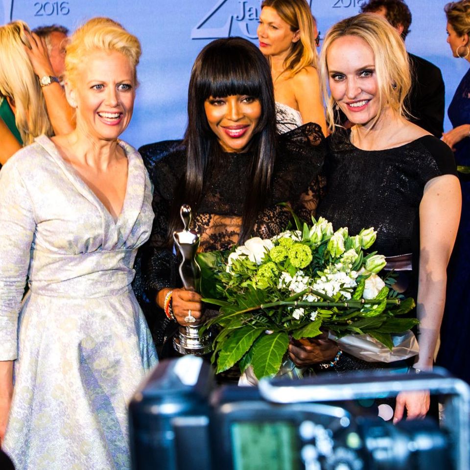 Moderatorin Barbara Schöneberger mit "Beauty Idol" Naomi Campbell und GALA-Chefredakteurin Anne Meyer-Minnemann