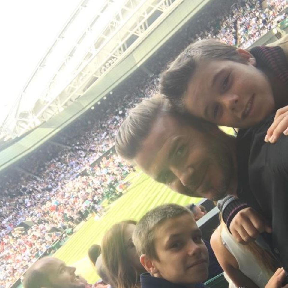 6. Juli 2016 David Beckham mit seinen Söhnen Cruz und Romeo. Das süße Trio fiebert beim Wimbledon-Spiel mit Roger Federer, Andy Murray und Co. mit. 6. Juli 2016 David Beckham mit seinen Söhnen Cruz und Romeo. Das süße Trio fiebert beim Wimbledon-Spiel mit Roger Federer, Andy Murray und Co. mit.