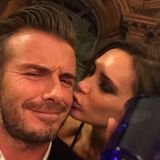 Oktober 2014  Victoria Beckham gibt ihrem David ein zärtliches Küsschen auf die Wange.