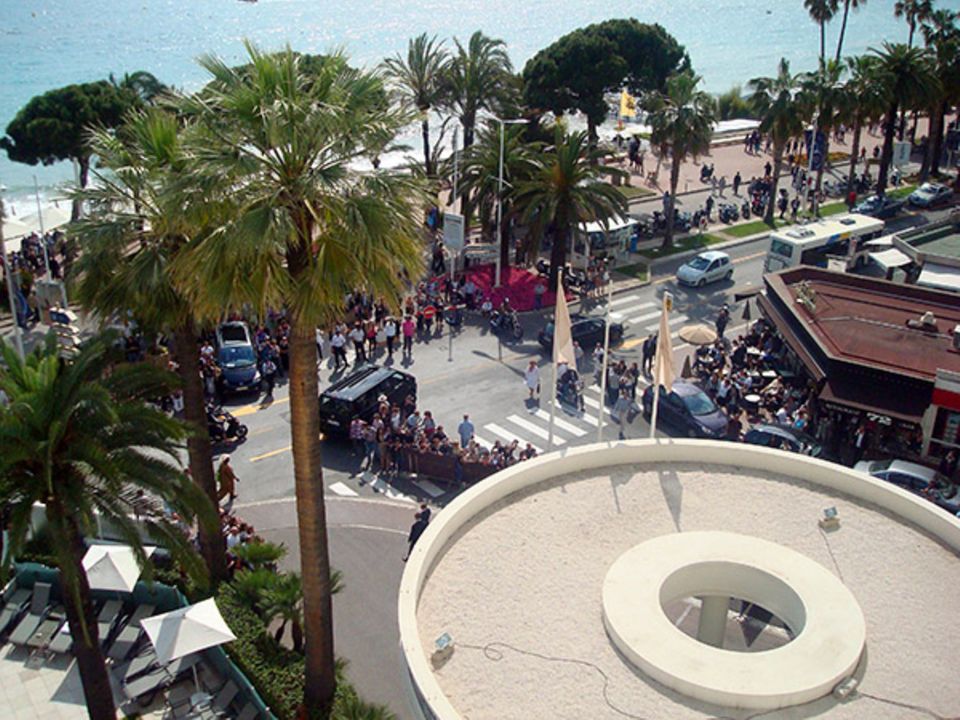 Von oben hat man den perfekten Blick auf die Einfahrt zum Hotel. Dort warten Paparazzi und aufgeregte Fans stundenlang, um Bilde Von oben hat man den perfekten Blick auf die Einfahrt zum Hotel. Dort warten Paparazzi und aufgeregte Fans stundenlang, um Bilde