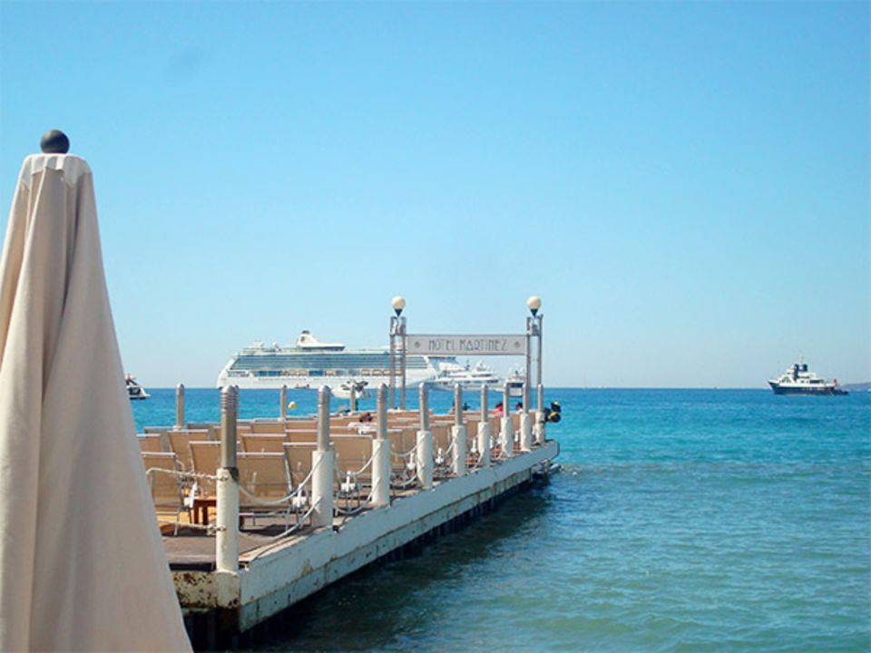 11.30 Uhr: Vor dem Treffen mit Evangeline Lilly geht es noch auf einen Drink in die Strandbar des "Hotel Martinez". Auf dem Steg