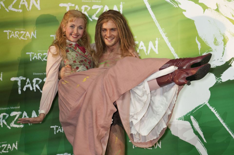 Der neue Tarzan (Alexander Klaws) trägt seine Jane (Elisabeth Hübert) auf Händen über den roten Teppich.