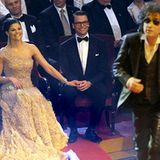 Das Brautpaar lässt sich von dem Rockmusiker Magnus Uggla unterhalten.