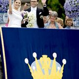 Vor dem königlichen Wappen präsentieren sich die Frischvermählten dem schwedischen Volk.