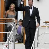 17. Juni 2010: Vom Schiff ins Schloß: Prinzessin Mette-Marit, Prinzessin Ingrid Alexandra und Kronprinz Haakon grüßen vor der Fe