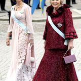 Königin Sofia von Spanien und Königin Beatrix von den Niederlande meistern den Kirchweg gemeinsam.
