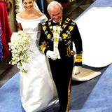 Victoria lässt sich von ihrem Vater Carl Gustaf in die Kirche geleiten.