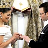 Prinzessin Victoria und Daniel Westling tauschen die Ringe aus.