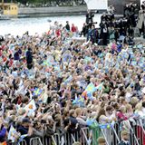 So frenetisch feiern die Schweden ihr frischvermähltes Thronfolgerpaar.