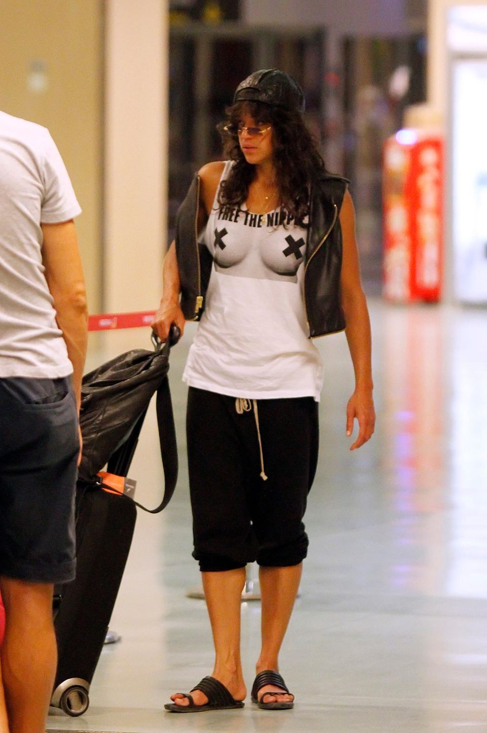 "Free The Nipple" ist das Statement, das Michelle Rodriguez per T-Shirt am Flughafen von Ibiza abgibt.