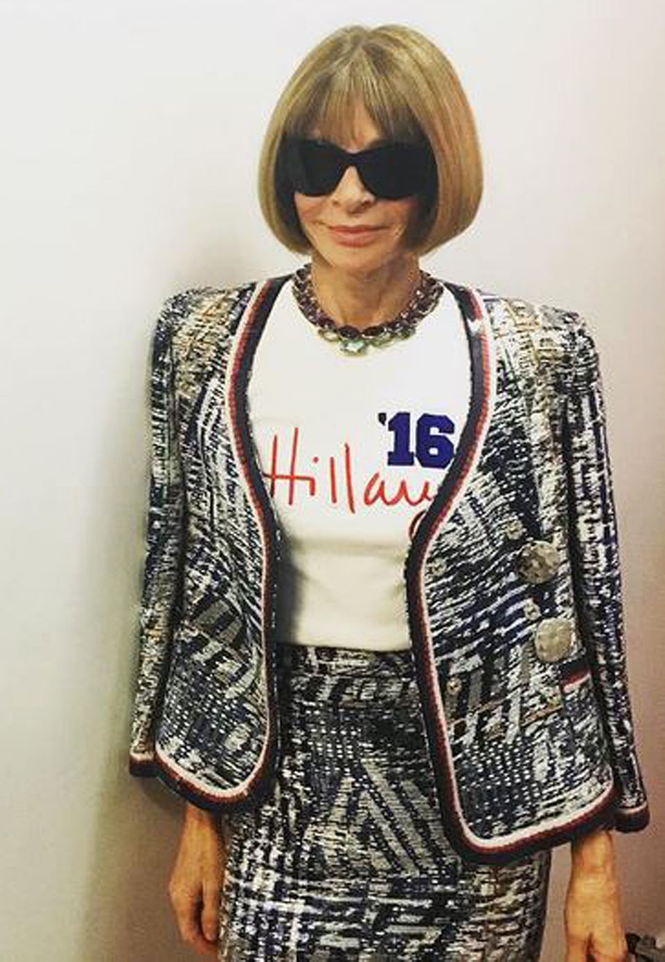 Mode-Ikone Anna Wintour wählt für einen Auftritt im TV dieses überaus deutliche Mottoshirt. Sie ist glühende Anhängerin der demokratischen Politkerin Hillary Clinton und unterstützt sie nach Kräften.