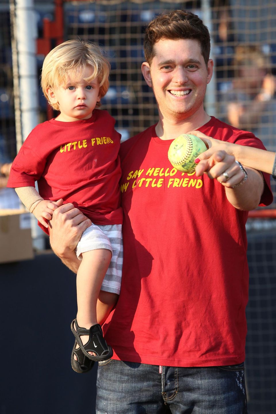 Michael Bublé und sein Sohn Noah sind perfekt aufeinander abgestimmt: Während Papa ein Shirt mit dem Aufdruck "Say Hello To My Little Friend" trägt, ist der Kleine der "Little Friend". Michael Bublé und sein Sohn Noah sind perfekt aufeinander abgestimmt: Während Papa ein Shirt mit dem Aufdruck "Say Hello To My Little Friend" trägt, ist der Kleine der "Little Friend".
