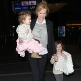 28. Januar 2013: Nicole Kidman ist mit ihren Töchtern Faith und Sunday Rose am Flughafen in Los Angeles zu sehen.