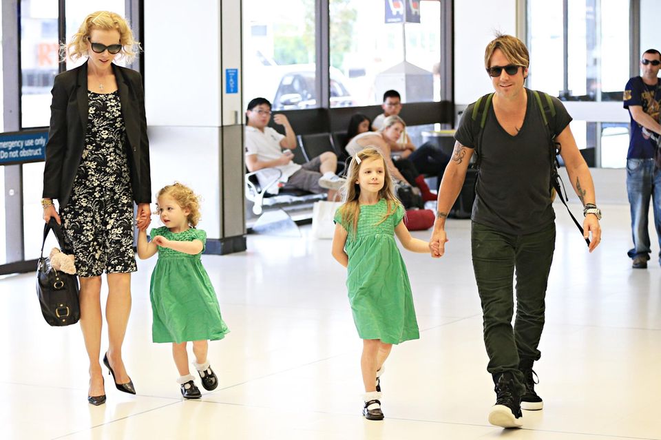 01. Januar 2014  Am Neujahrstag treffen Nicole Kidman und Ehemann Keith Urban mit ihren beiden Töchtern Sunday Rose und Faith Margaret am Flughafen von Sydney, wo sie die Feiertage verbracht haben, ein.