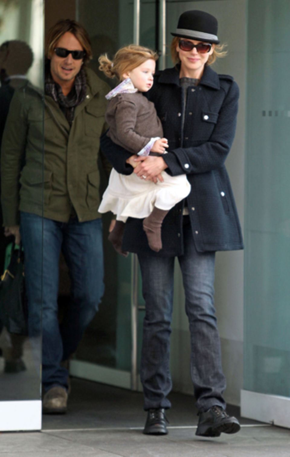 17. November 2010: Ob die Reise zurück nach Down Under geht? Nicole Kidman und Keith Urban sind mit Töchterchen Sunday Rose auf