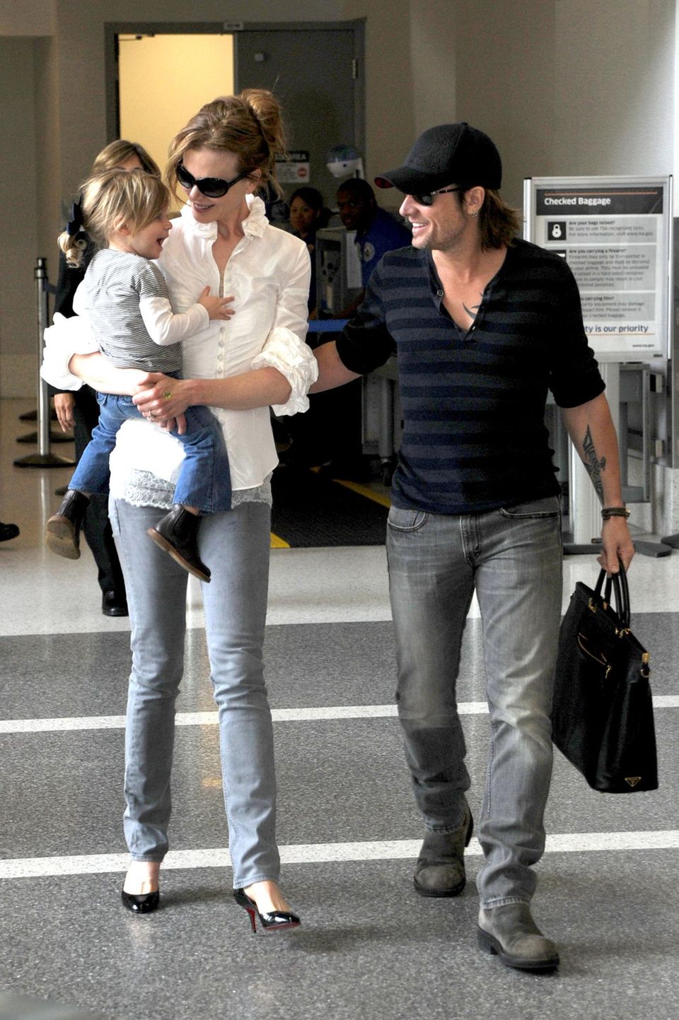 20. Juni 2010: Keith Urban holt seine beiden Mädels vom Flughafen in Los Angeles ab. Es ist Nicoles 43. Geburtstag.