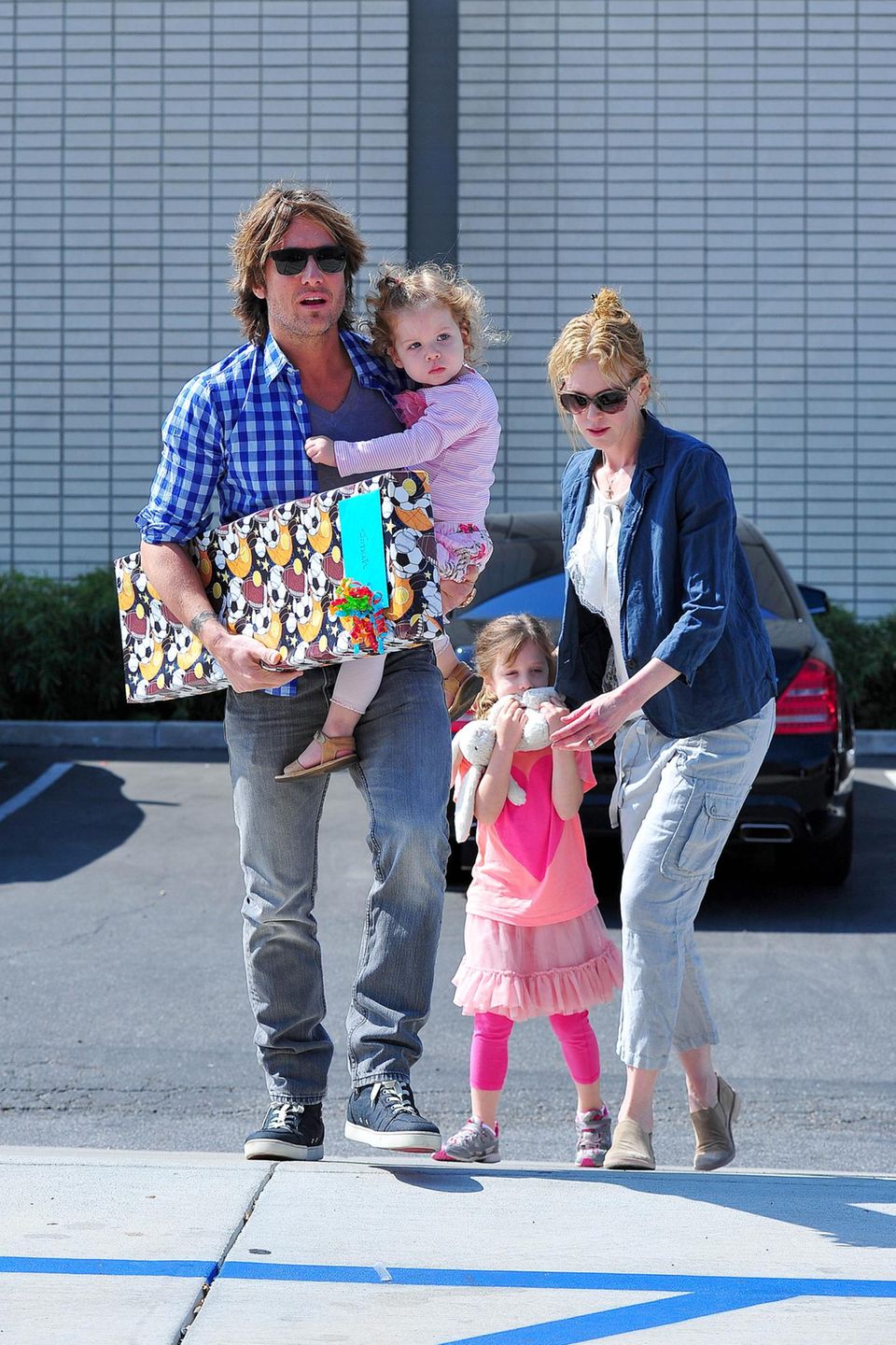 4. Mai 2013  Keith Urban und Nicole Kidman sind mit ihren Mädchen auf dem Weg zu einer geburtstagsfeier in Los Angeles. Noch scheinen die beiden Kleinen nicht sehr glücklich über den Ausflug zu sein.