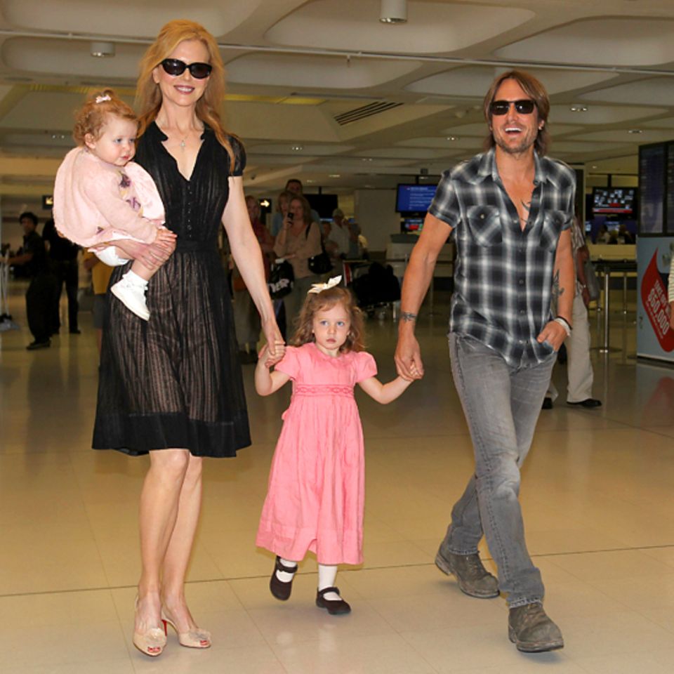28. Februar 2012: Mit den beiden Töchtern Faith und Sunday Rose sind Nicole Kidman und Keith Urban am Flughafen in Sydney unterw