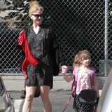 3. Oktober 2013  Nicole Kidman strahlt vor Freude, als sie Töchterchen Sunday Rose von der Schule abholt.