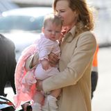 6. Juli 2011: Vor dem Abflug von Sydney nach Los Angeles gibt es noch ein liebevolles Küsschen von Mama Nicole Kidman für die kl