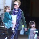 18. Dezember 2013   Nicole Kidman fliegt mit ihren Töchtern Sunday Rose und Faith Margaret nach Sydney, um dort Weihnachten zu verbringen.