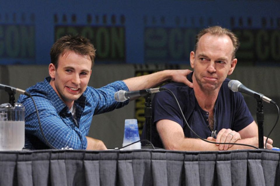 Chris Evans und Matrix-Bösewicht Hugo Weaving stellen gemeinsam ihr neues Projekt "Captain America: The First Avenger" vor.