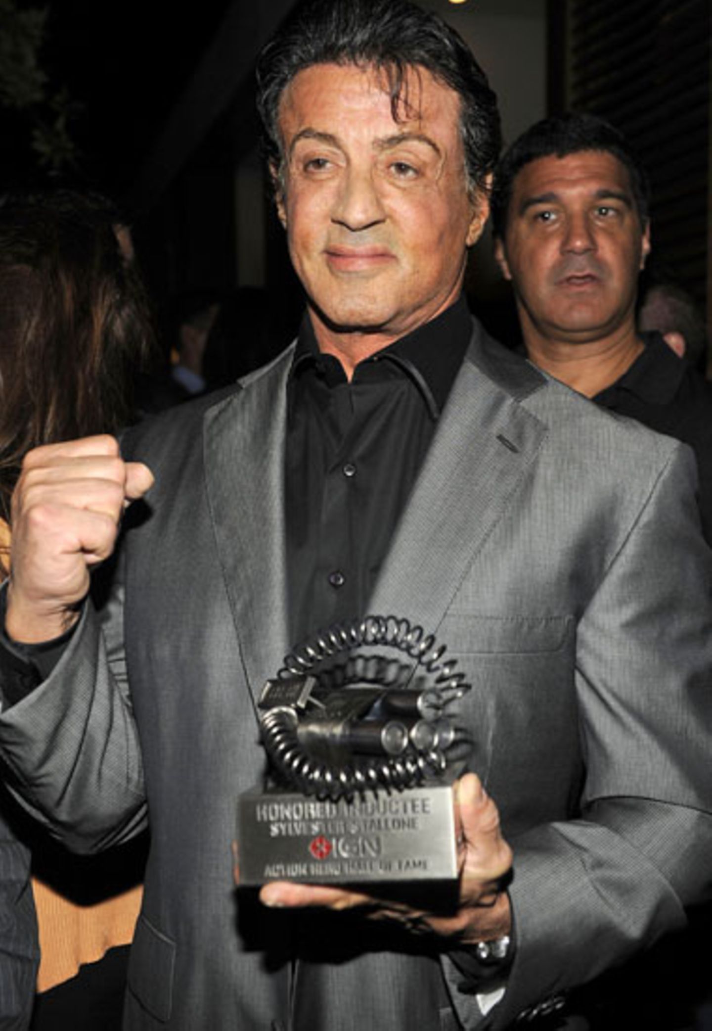 Sylvester Stallone präsentiert sich stolz mit seinem "IGN Action Hero Hall of Fame"-Award.