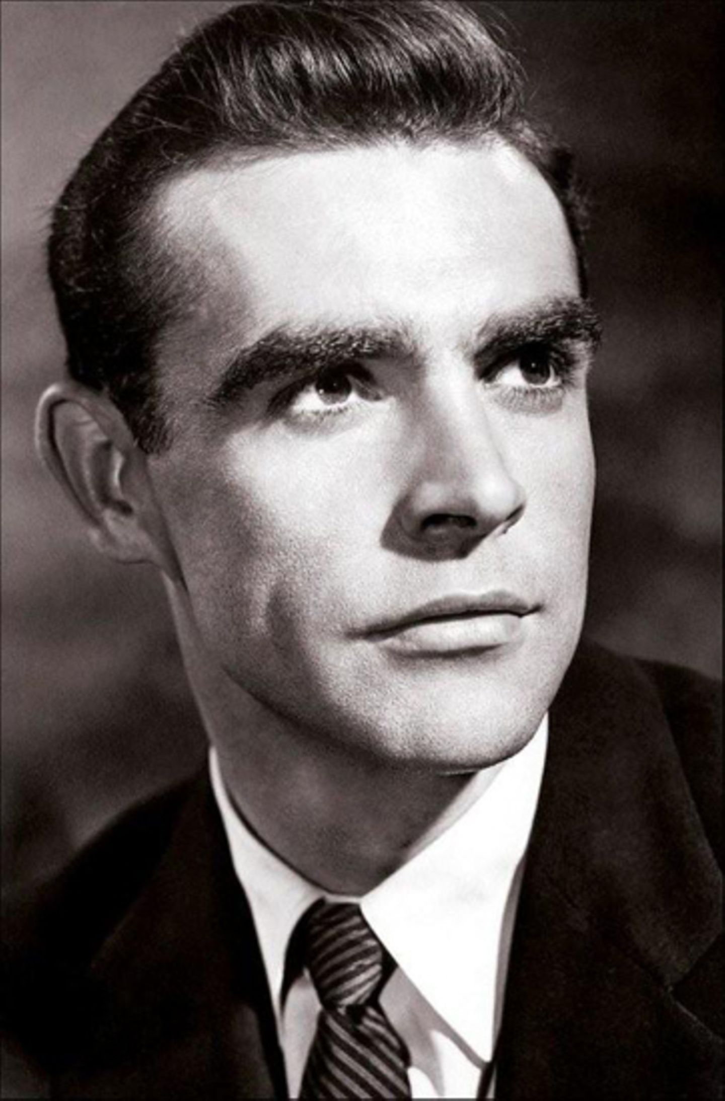 Thomas Sean Connery wurde 1930 in Fountainbridge, Edinburgh, als Sohn eines Hilfsarbeiters und einer Putzfrau geboren.
