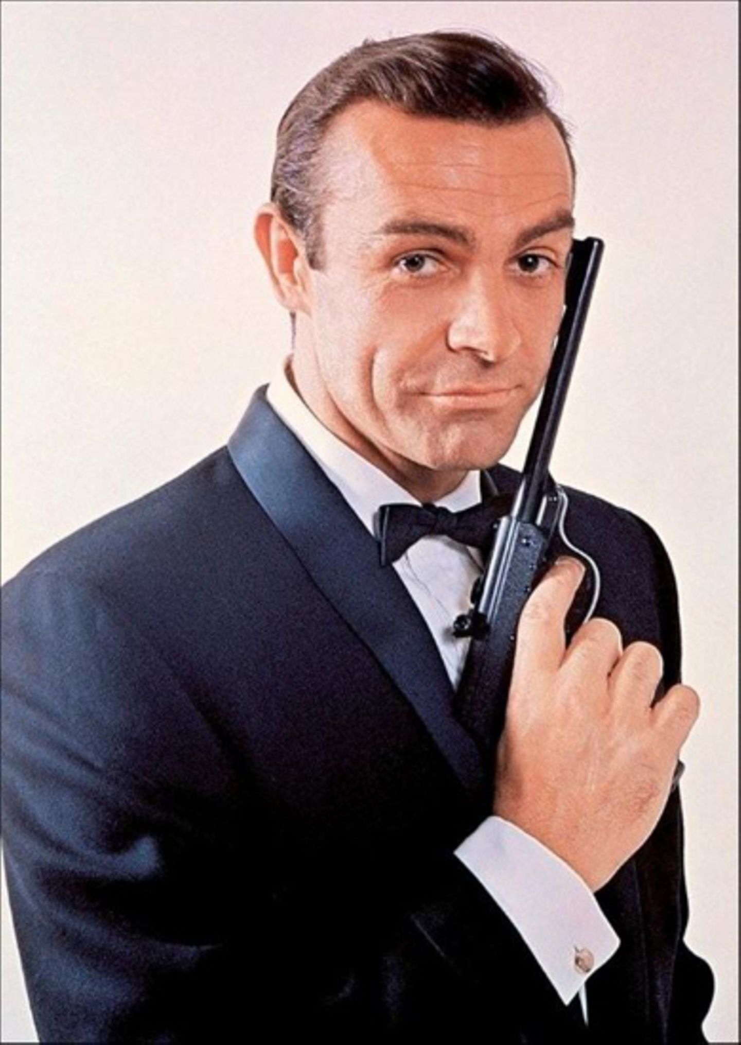 In klassischer Bond-Pose. "Liebesgrüße aus Moskau" (1963) war Connerys zweiter Bond-Film.