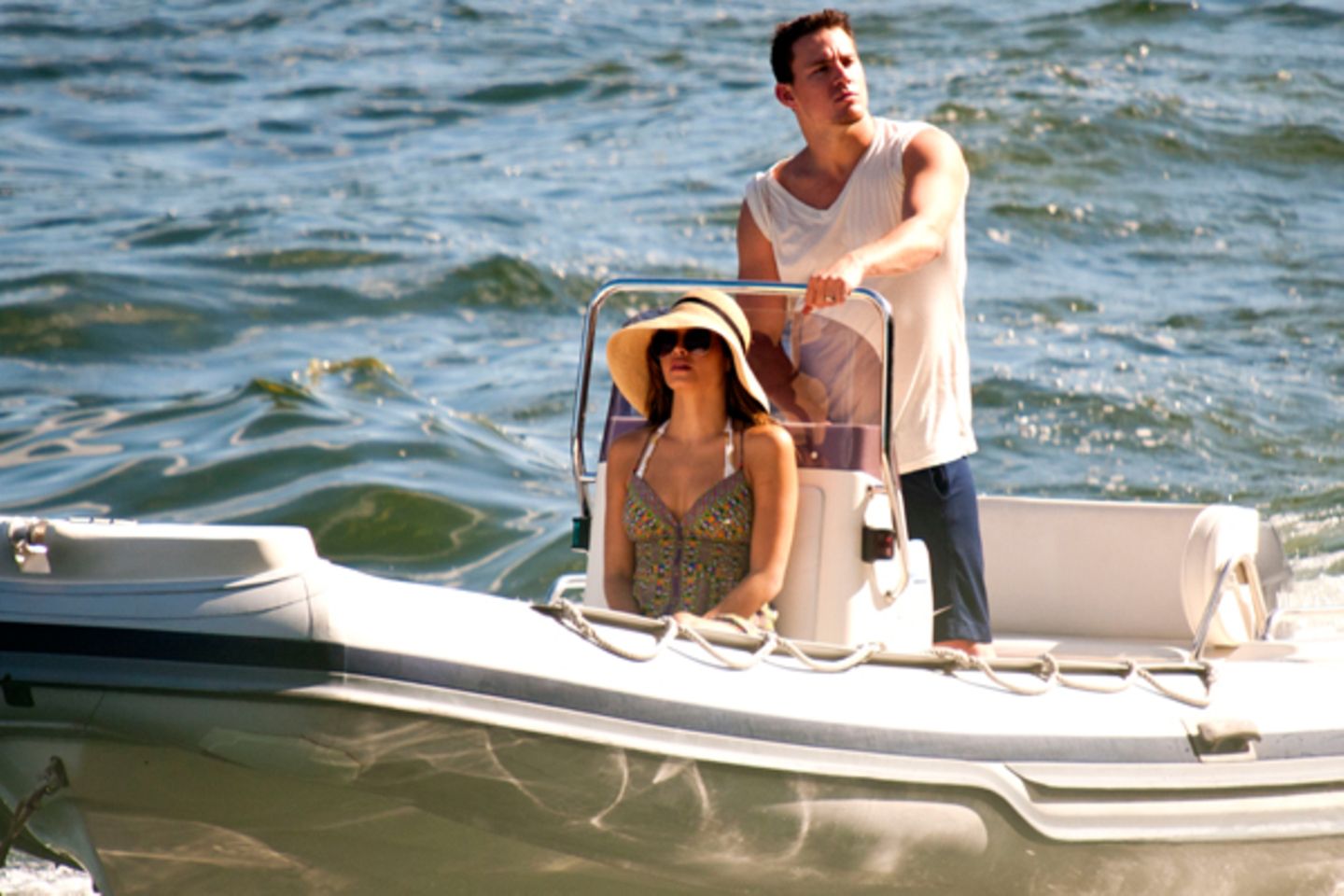 Channing Tatum und seine Frau Jenna Dewan genießen eine Bootsfahrt über den Comer See.