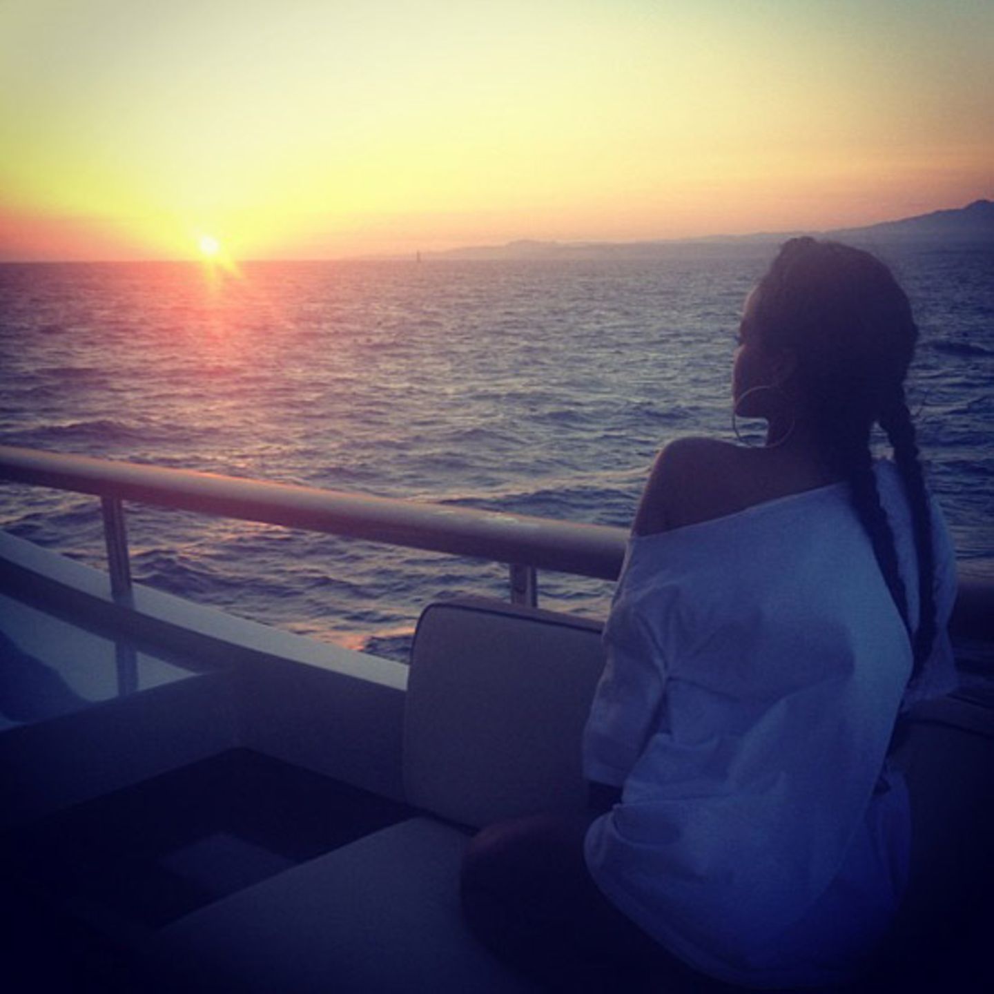 Rihanna genießt den Sonnenuntergang vom Boot aus.