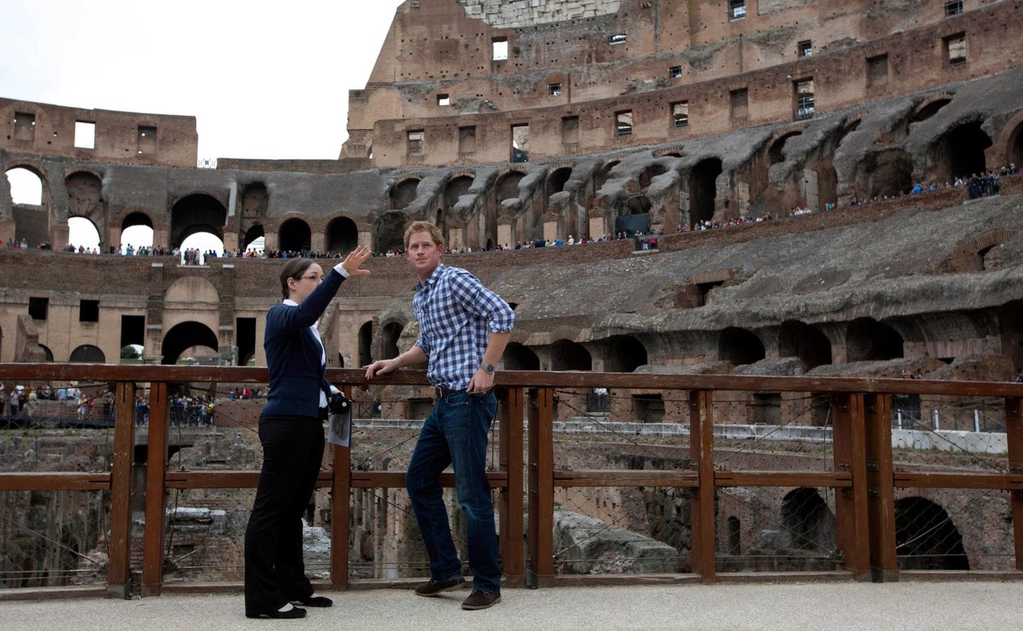 19. Mai 2014: Während seines Besuchs in Italien besichtigt Prinz Harry Das Colosseum in Rom.
