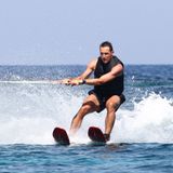Nationalstürmer Miroslav Klose macht Familienurlaub in Porto Cervo und traut sich auf die Wasserski-Bretter.