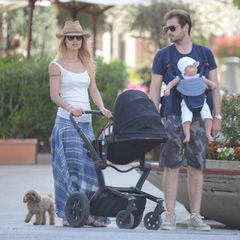 Michelle Hunziker und Tomaso Trussardi entspannen sich gemeinsam mit Sole und dem Familienhund in Forte dei Marmi.