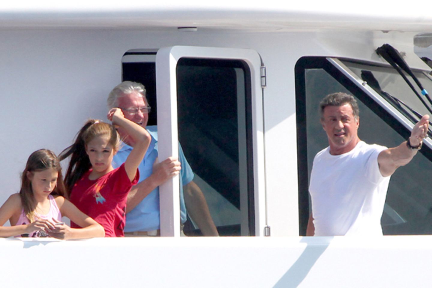 Von einer Jacht aus verfolgt Sylvester Stallone mit seiner Familie die Bootsprozession im italienischen Camogli.