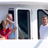 Von einer Jacht aus verfolgt Sylvester Stallone mit seiner Familie die Bootsprozession im italienischen Camogli.