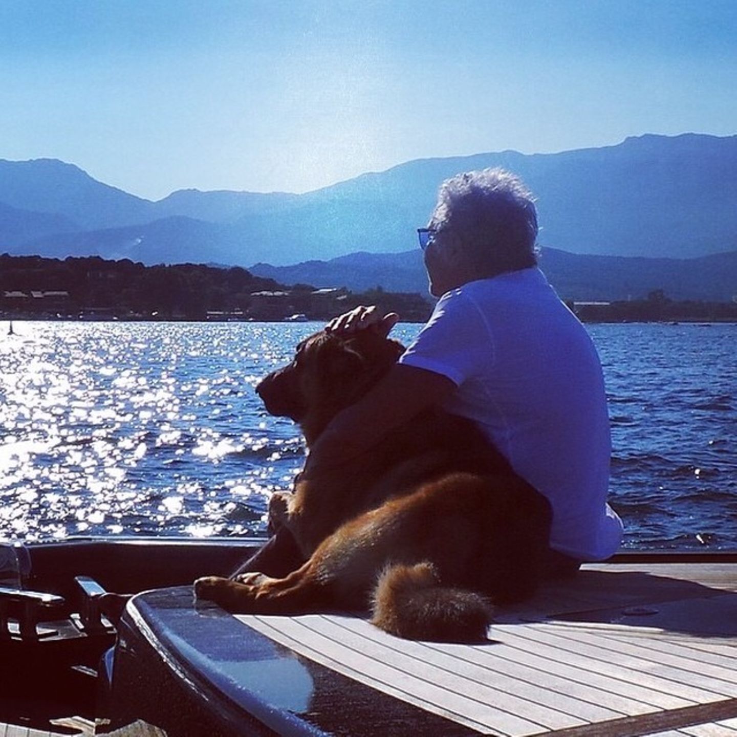 Designer Roberto Cavalli macht mit seinem Hund Lupo Urlaub auf einer Yacht und fährt mit ihm von Italien nach Griechenland.