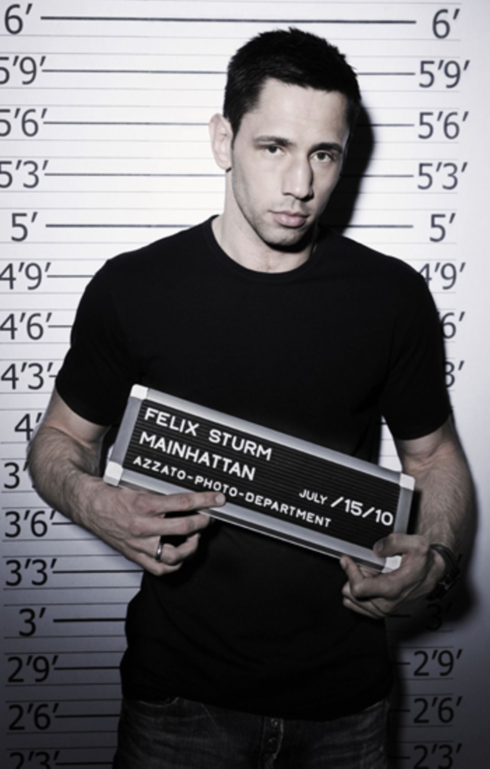 Einer, der sich durchboxt: Felix Sturm für Mayk Azzato.