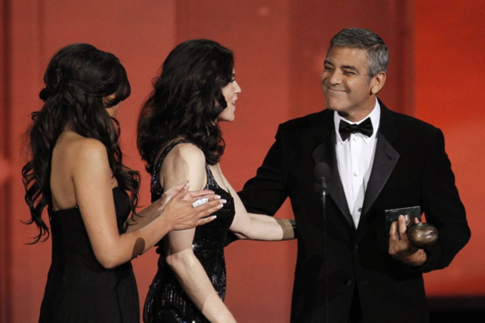 Julianna Margulies darf George Clooney den Bob Hope Humanitarian Award überreichen. Julianna Margulies darf George Clooney den Bob Hope Humanitarian Award überreichen.