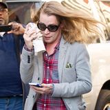 Macaulay Culkin ist in New York unterwegs und versucht sich vor den Paparazzi zu verstecken.