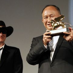 Kultregisseur John Woo erhält den Goldenen Löwen für sein Lebenswerk, Kollege Quentin Tarantino gratuliert.