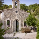 Johnny Depp   Das Anwesen, ein ganzes Dorf in Frankreich, beinhaltet auch eine Kapelle. Das gesamte Dorf gibt es ab ca. 25 Milllionen Euro zu kaufen.